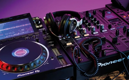 La noche sigue mandando: por qué la electrónica se entiende mejor después del anochecer